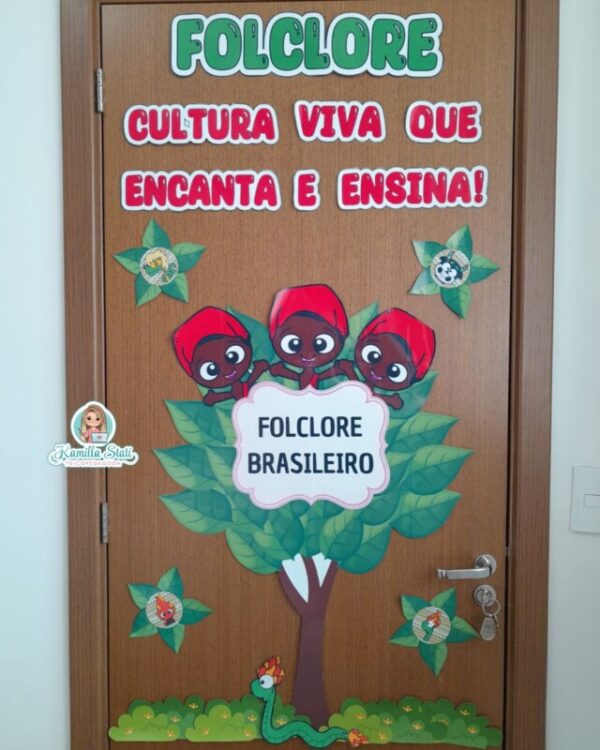 Decoração de porta folclore árvore